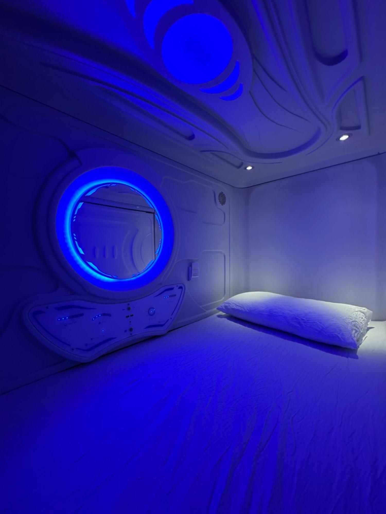 Hostel Space Capsule Madrid Exterior photo