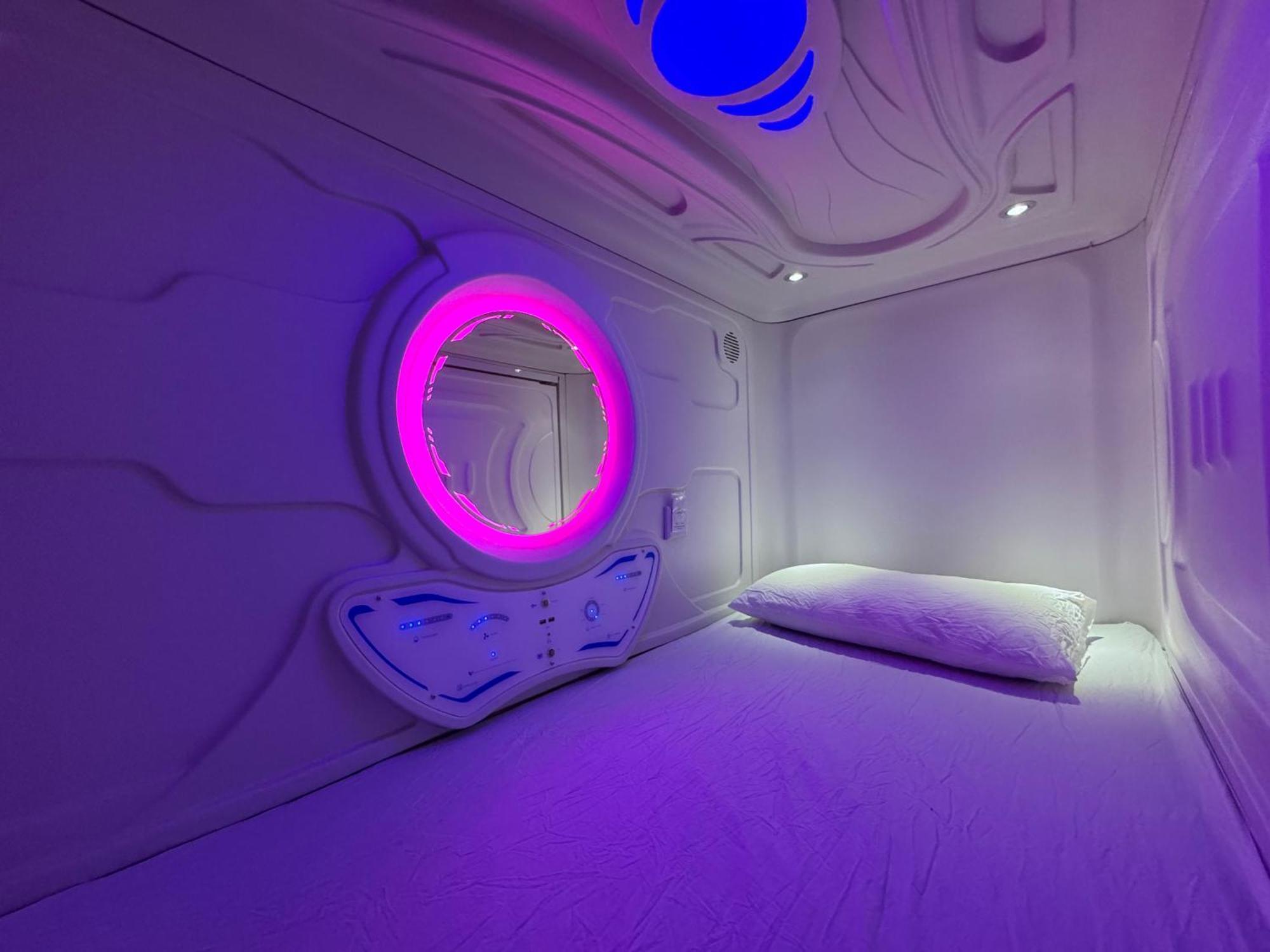 Hostel Space Capsule Madrid Exterior photo